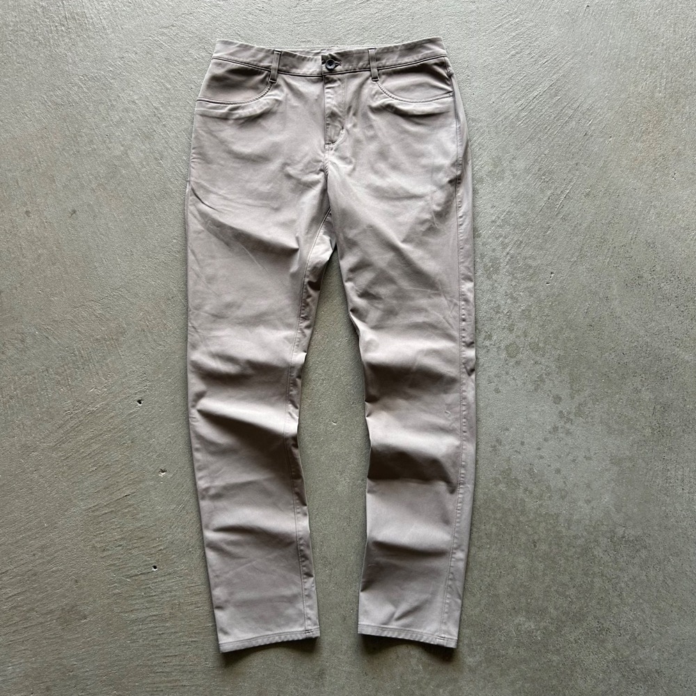 Vuori Meta Pants Mens 32 Khaki Beige Tech Stretch Commuter Chino Style V430